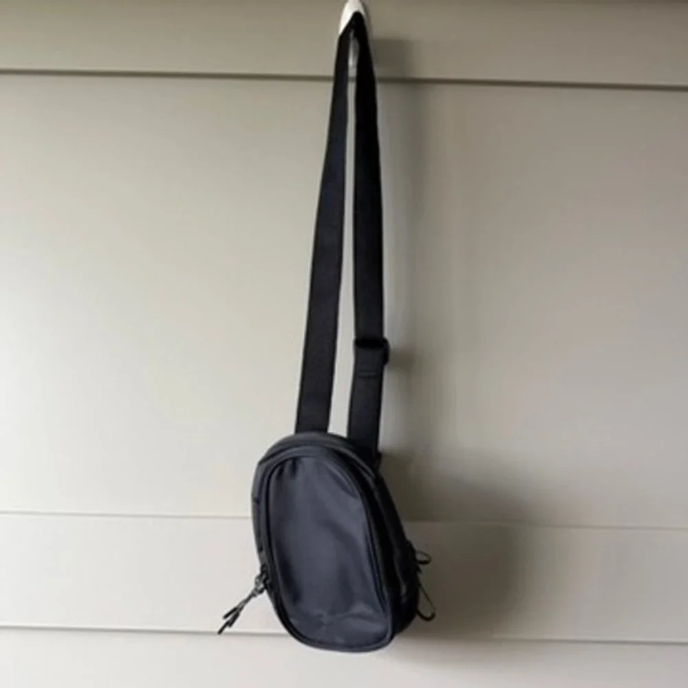 Nike Sportswear Commute Crossbody Bag (1L) Black Orange Small Messenger Sling